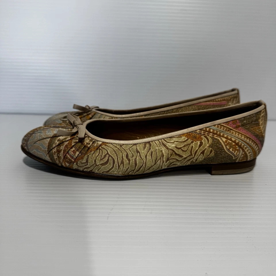 Sapatilhas de balé Stuart Weitzman multicoloridas floral acabamento em couro paisley tamanho 8 1/2 - Imagem 3 de 4