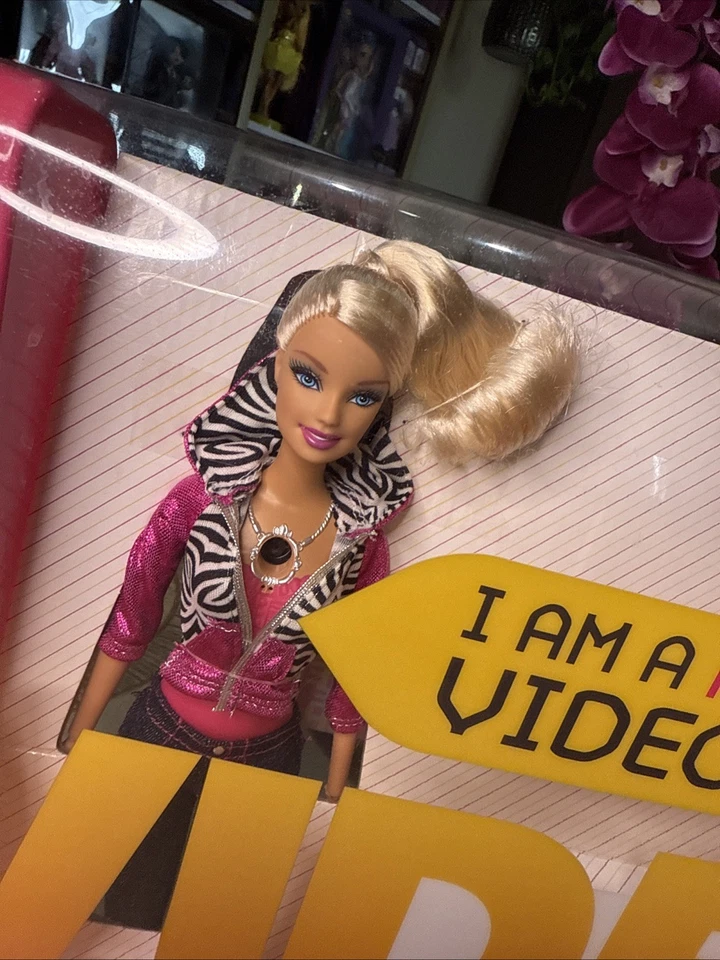 Muñeca Barbie Video Girl 2009 Mattel con cámara de video y pantalla LCD NUEVA EN CAJA coleccionable Foto 2 de 4