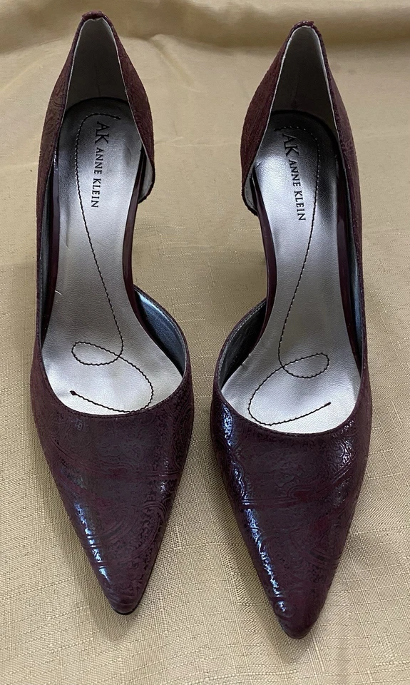 Zapatos de tacón de aguja Anne Klein rojo borgoña cachemira floral cuero en relieve 8  Foto 4 de 4
