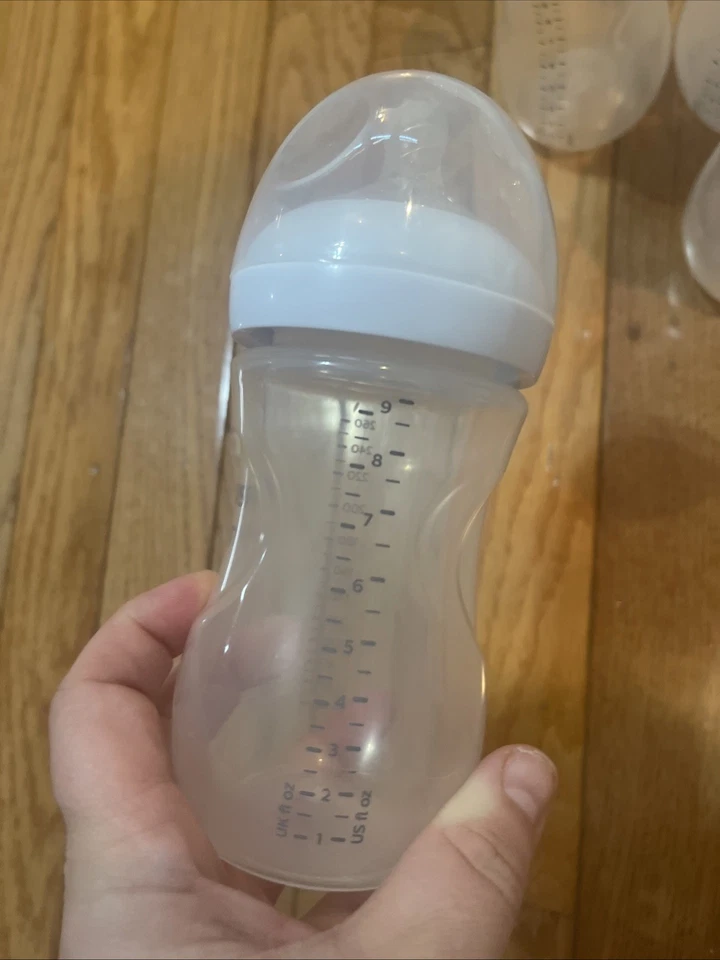 4 botellas de plástico Avent de 9 OZ con pezones tamaño 2 usadas Foto 2 de 2