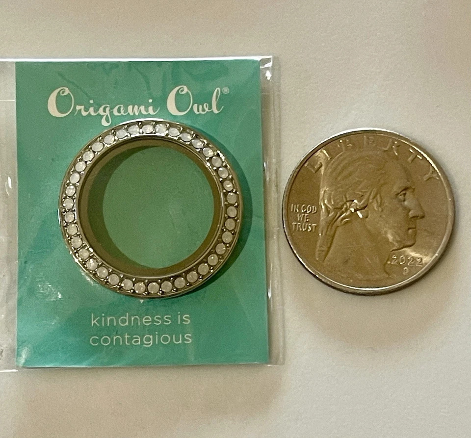 Origami Owl Mediano Plateado Torcido Medallón Cara Solo con Ópalo Blanco Swarovski BZ0011 Foto 2 de 3