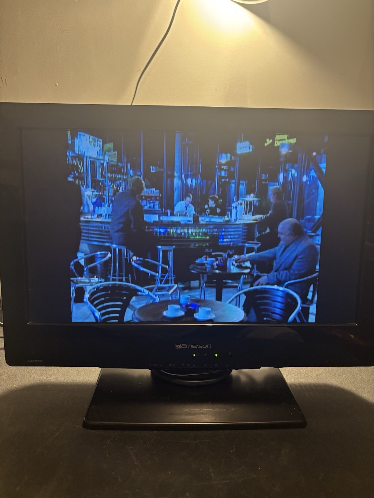 Emerson 2012 LD190EM2  LCD 19" TV Built-in DVD Player HDMI A