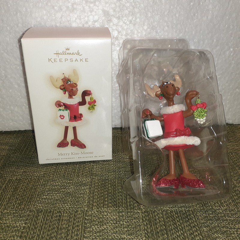 ~ HALLMARK KEEPSAKE Ornament MERRY KISS MOOSE 2009 NEVER DISPLAYED New In Box ~