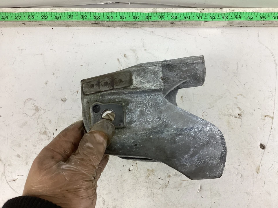 2013-2015 Cadillac ATS Front Left Driver Side Engine Mount Bracket 20841853 OEM. - Image 3 of 4