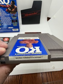 George Foreman's KO Boxing (Nintendo NES, 1992) &iexcl;Completo en caja + p&oacute;ster!