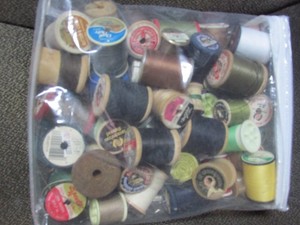 THREAD SPOOLS - LARGE LOT - MANY WOODEN SPOOLS - ASSORTED COLORS