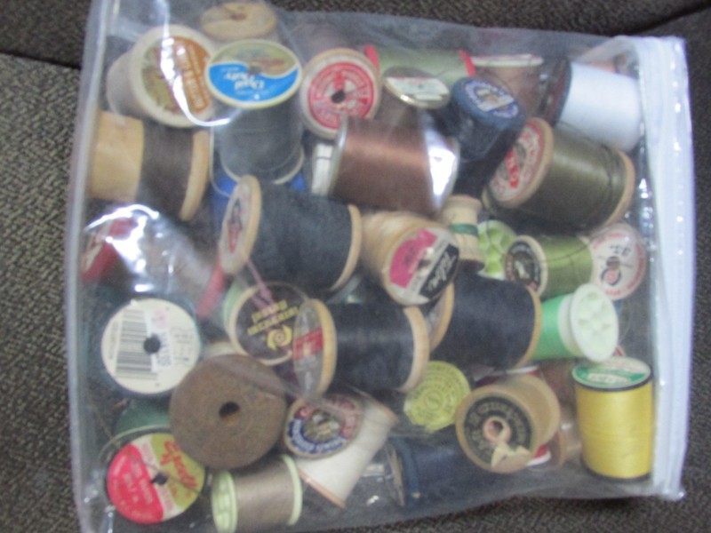 THREAD SPOOLS - LARGE LOT - MANY WOODEN SPOOLS - ASSORTED COLORS