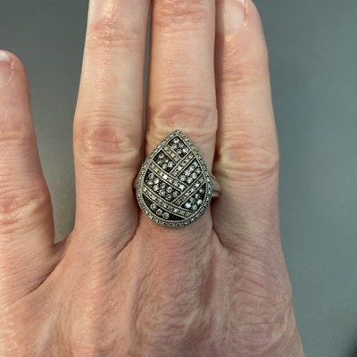 Tropfenförmiger Ring gefüllt mit champagnerfarbenen Diamanten in SS (925)