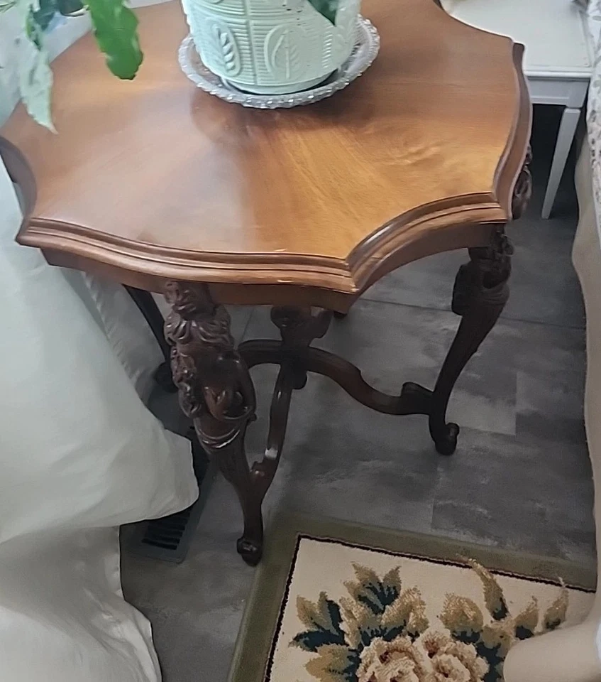 Mesa ocasional de madera de nogal tallada de toga de los años 20 rara G.Lippert Foto 3 de 4