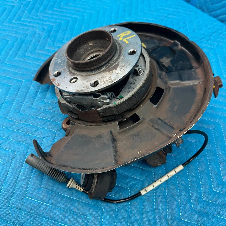 BMW 325i 2006-2011 nudillo trasero izquierdo con buje y sensor ABS OEM 6762857 99 k Foto 3 de 4