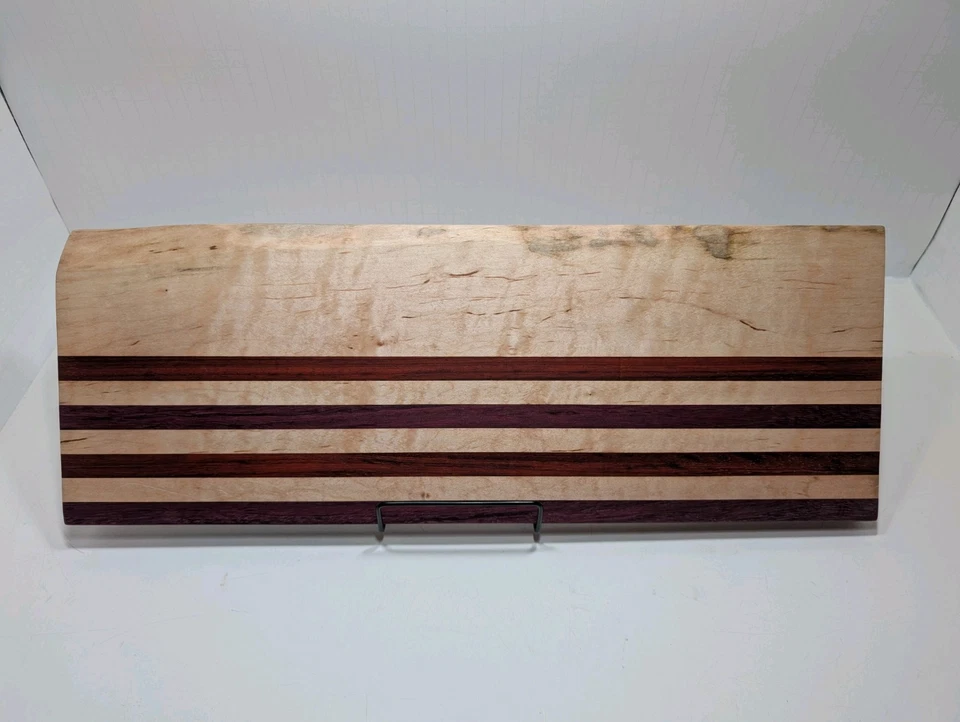 Handgefertigtes, Live Edge Käsebrett, Ahorn, lila Herz, afrikanisch, Padauk