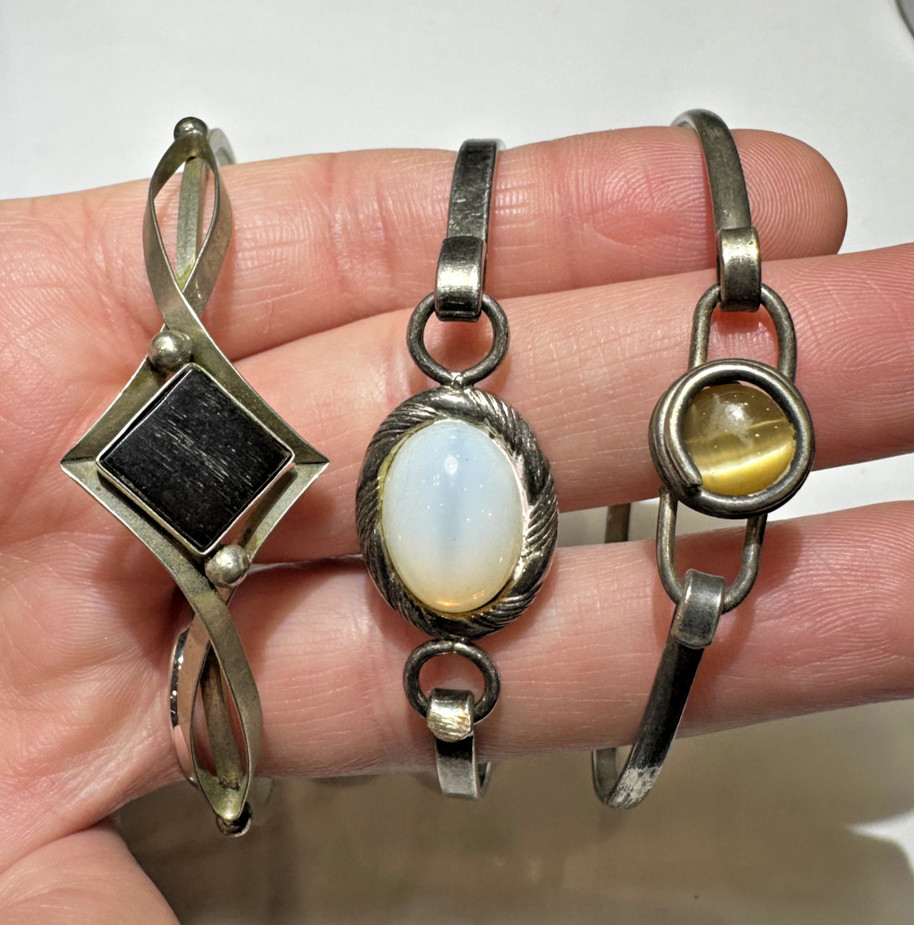 Exquisite Stackable Silver Cab Etched Bangle Hook… - image 1