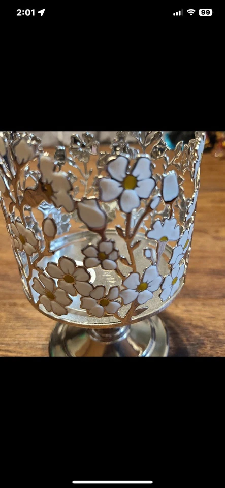 Candelabro Margarita Bath & Body Works. Tiene capacidad para 3 velas de mecha. Foto 2 de 2