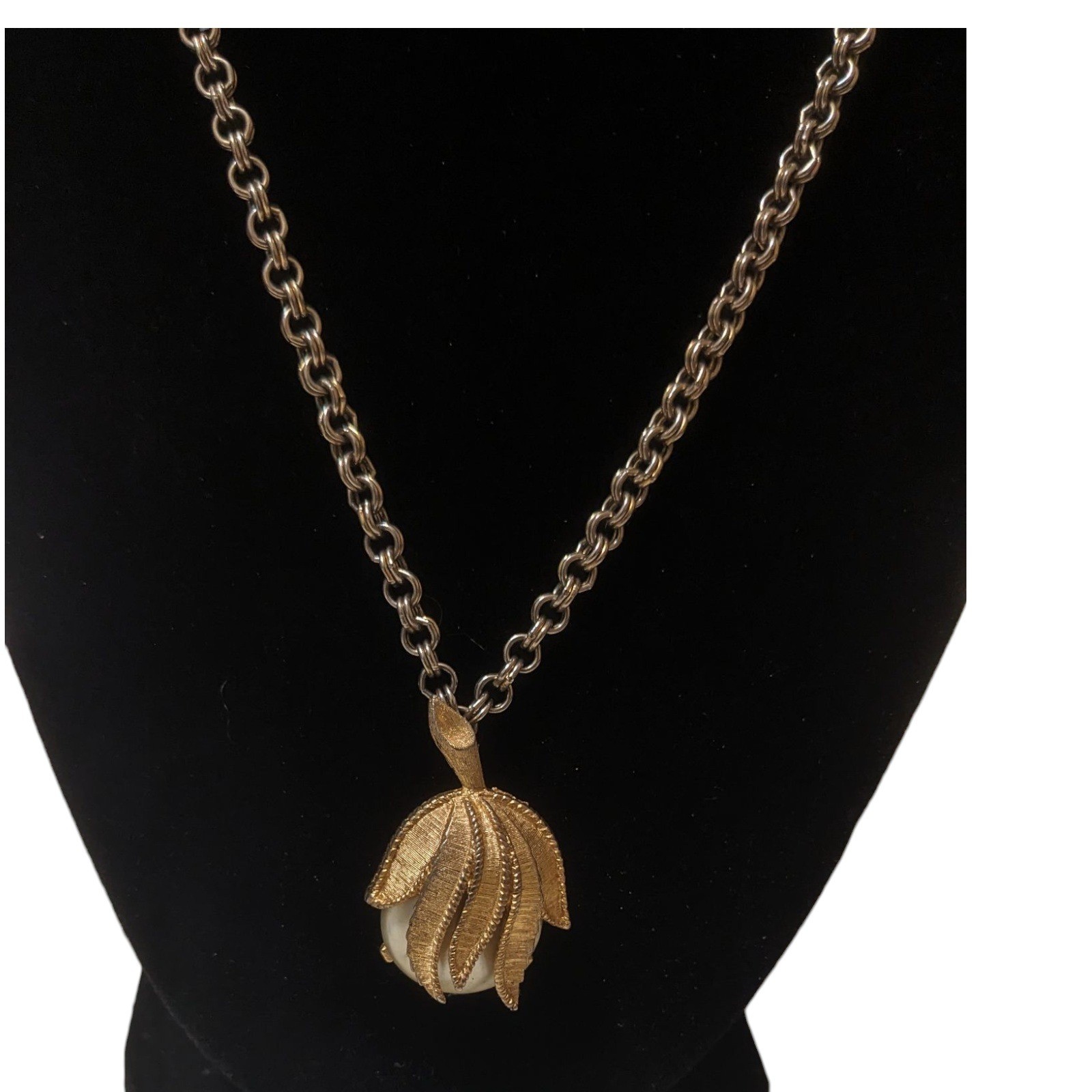 Vintage 60s Sarah Coventry Faux Hidden Pearl Gold Tone Leaf Necklace