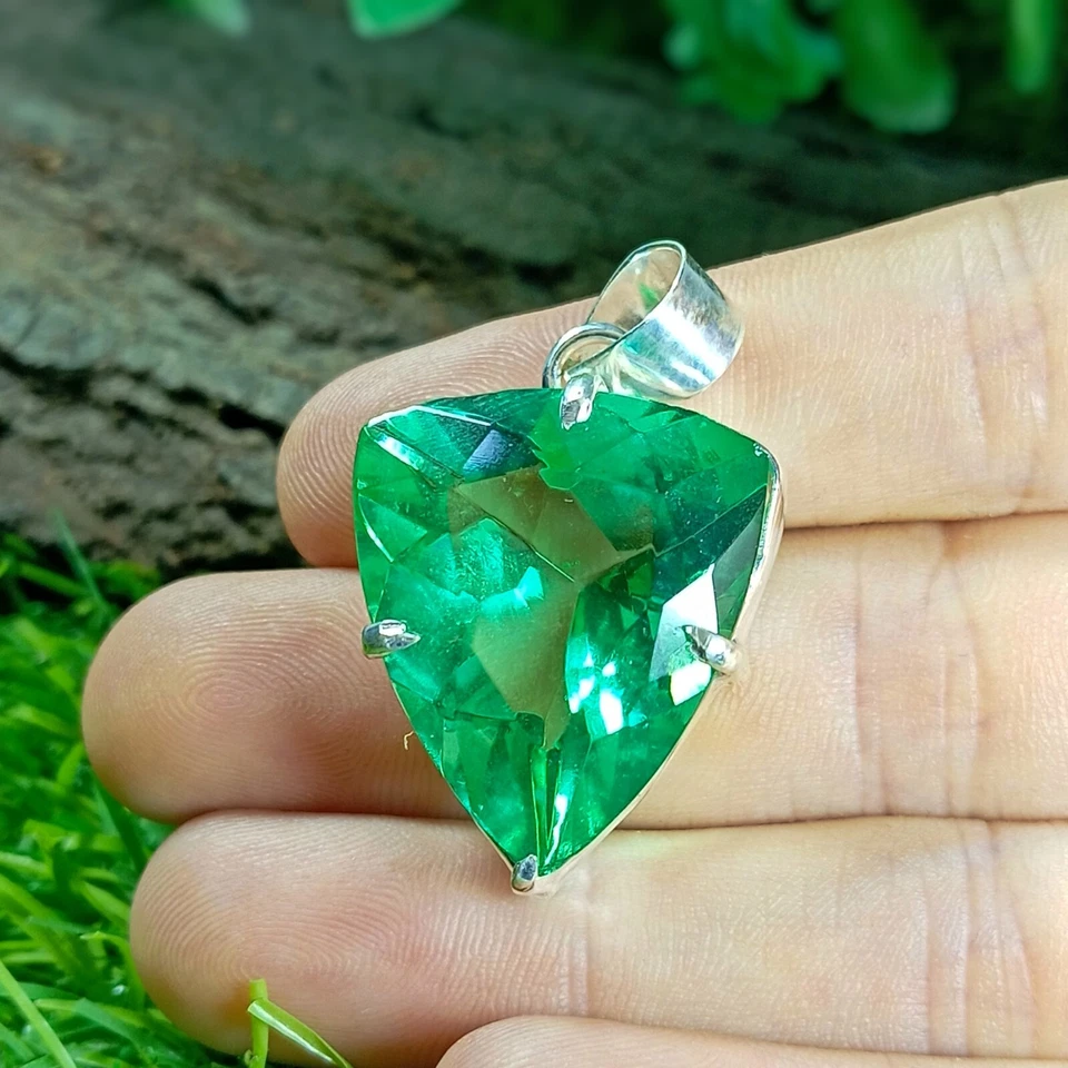 Colgante de plata de ley 925 con piedras preciosas creadas en laboratorio con zafiro verde Foto 4 de 4