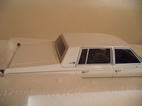Cadillac Fleetwood Brougham 1982 modelos BoS 1:18 en blanco (BOS427) - Imagen 4 de 14