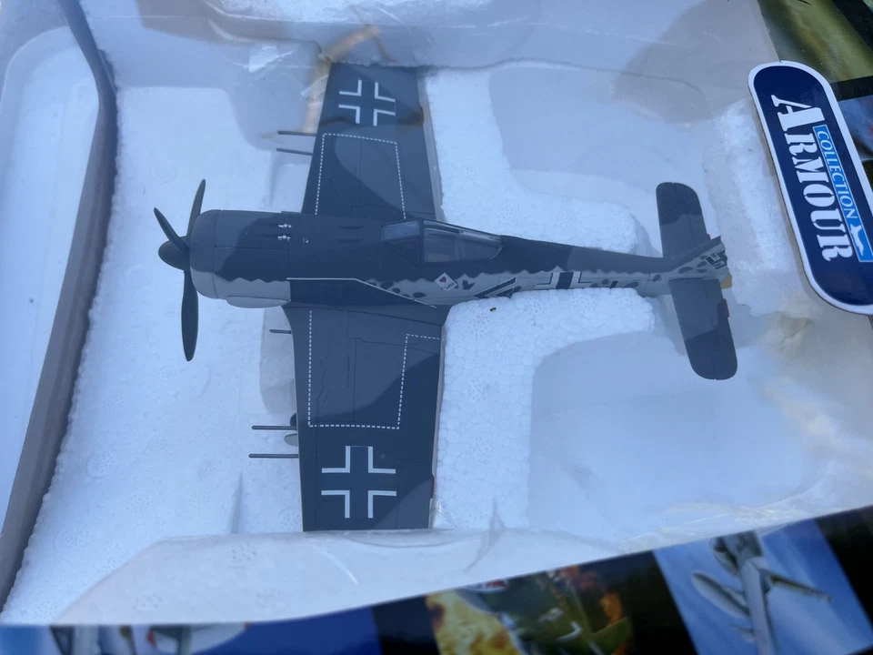 FRANKLIN MINT FW-190 FOCKY-WULF LUFTWAFFE, "B11B222" 1:48. - Image 4 of 4