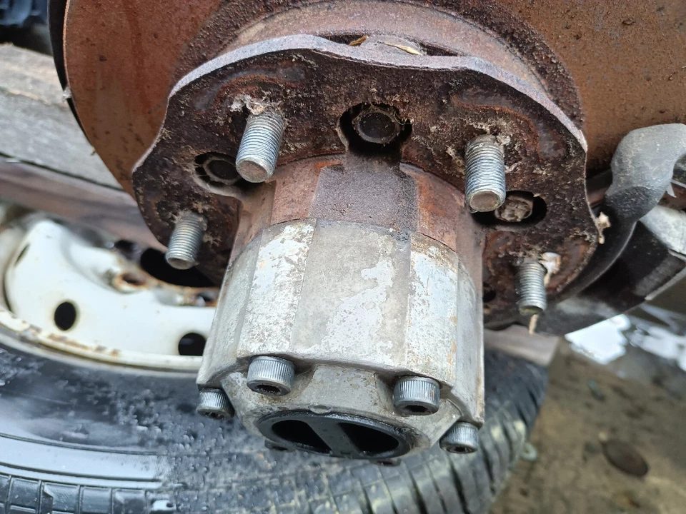 86 Nissan 720 pickup Left Driver spindle with hub Fits 86 4x4 NOT HARDBODY Foto 2 de 4