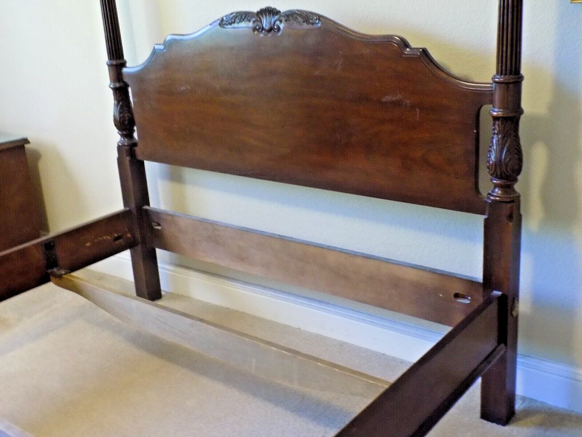 DREXEL Heritage Standard Queen Mahogany Chippendale Ball & Claw