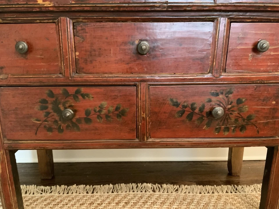 Cómoda consola china vintage pintada a mano de Lillian August Foto 3 de 4