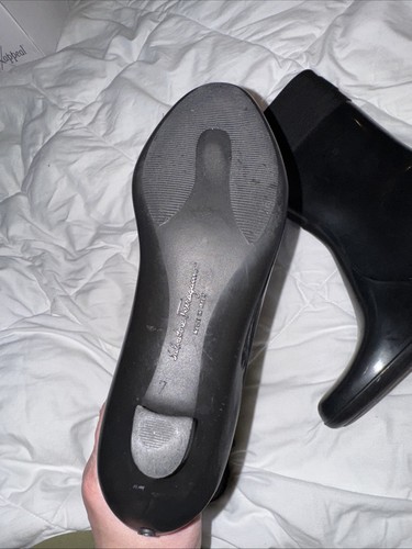 Salvatore Ferragamo Talla 7 Puntera Almendra Tacón Gatito Vara Arco Goma Botas de Lluvia - Imagen 11 de 14