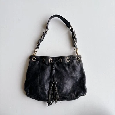 Sac à bandoulière Miu Miu en cuir avec cordon de serrage à franges noires... - Photo 1/4