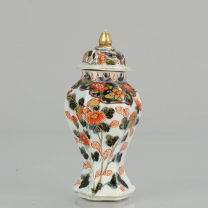 Antique Chinese Kangxi Period Mini Vase Imari 18th c Qing Flowers