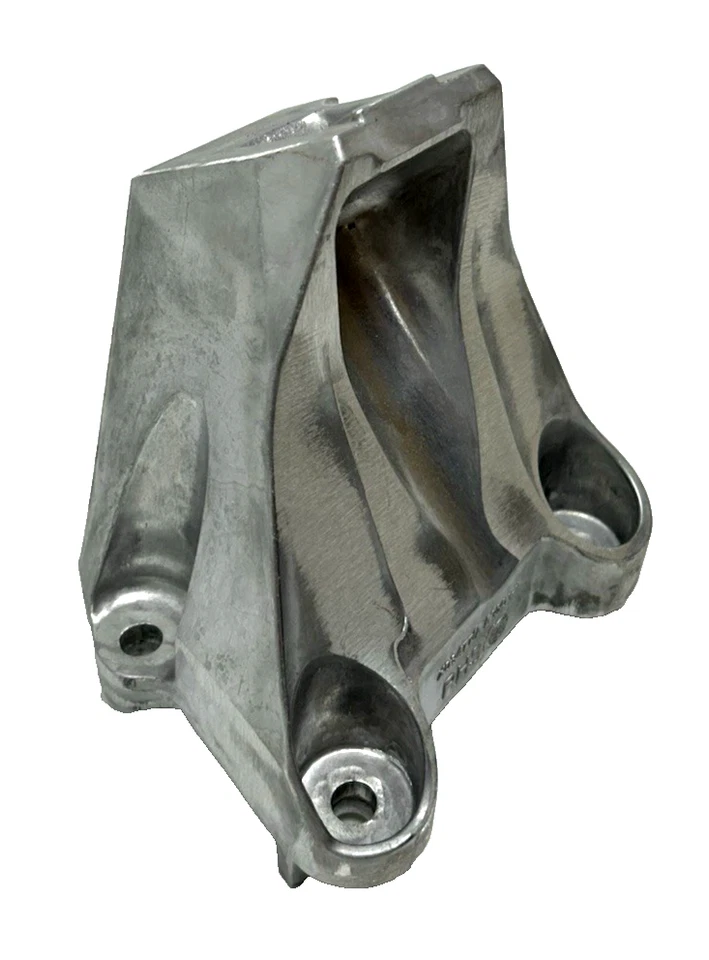 22843611 New OEM GM Right Side Engine Mount Bracket 2010-2015 Chevrolet Camaro - Image 4 of 4