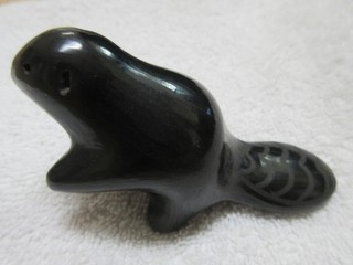 VERY NICE LITTLE SANTA CLARA BEAVER POTTERY FIGURE NR!