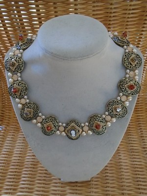 Mittelalterliches Halsband mit Swarovski-Schliffperlen
