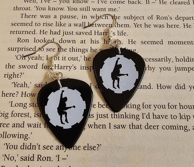 AC/DC ANGUS YOUNG PLECTRUM OHRRINGE VERSILBERT
