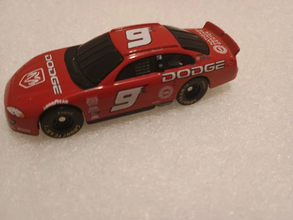 Diecast 1/64 Nascar #9 Dodge National Training Center General Mills rojo Foto 3 de 4