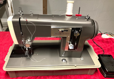 Vintage Kenmore Zig Zag sewing machine Model 84 /  158.840 with manual / Case