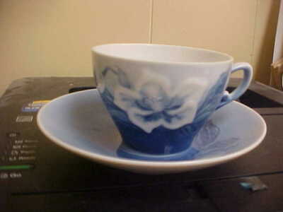 1st Quality Bing & Grondahl Christmas Rose 2 3/8'' Cup & Saucer (5 Sets) #102