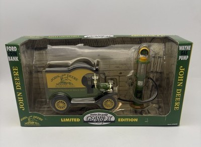 Gearbox 1:24 Scale John Deere Ford 1912 Model T Delivery Car 1920 Wayne Gas Pump