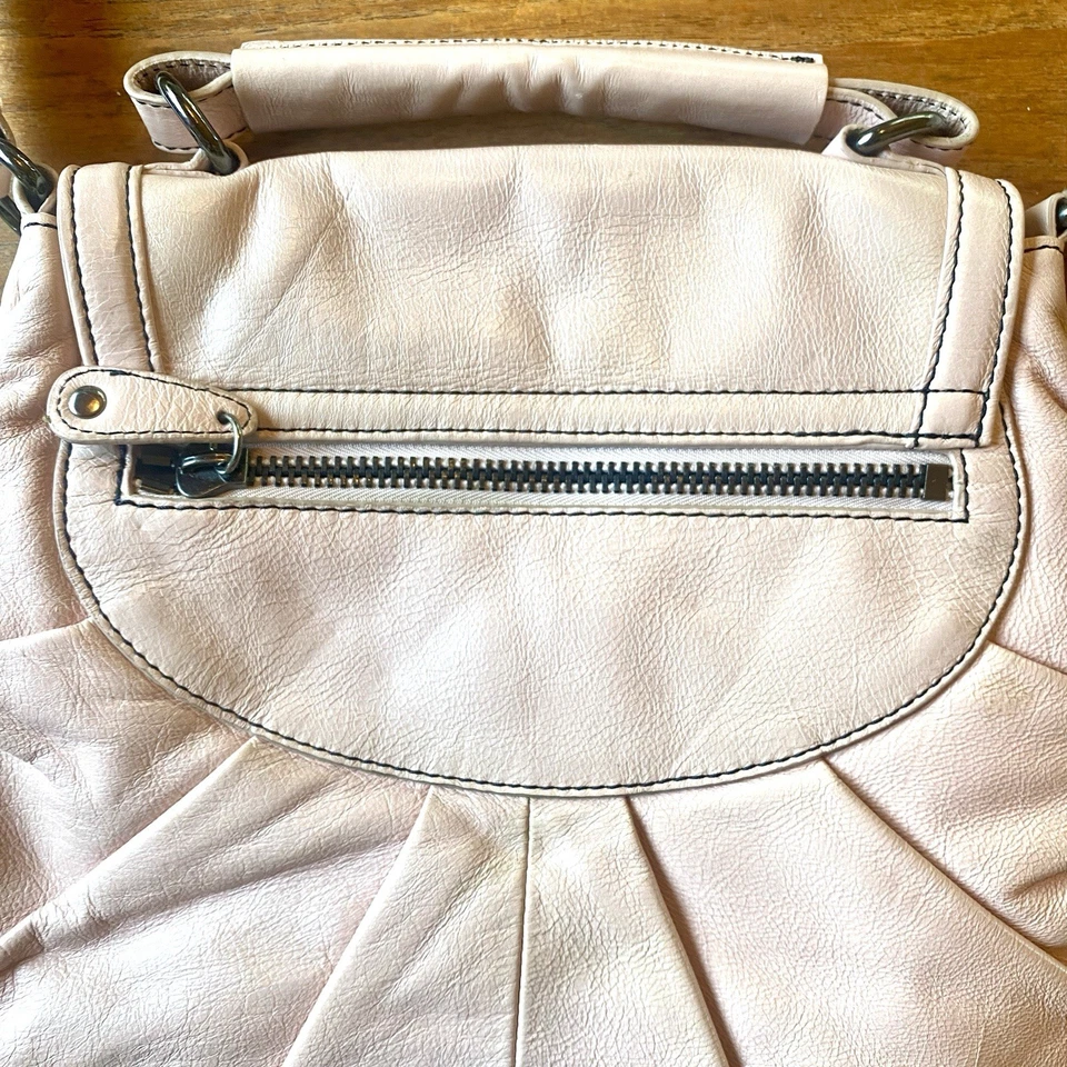 Betsey Johnson Cuero Rosa Claro Hobo Cartera Bolso de Mano Elegante Multi Bolsillo Cremallera Foto 3 de 4