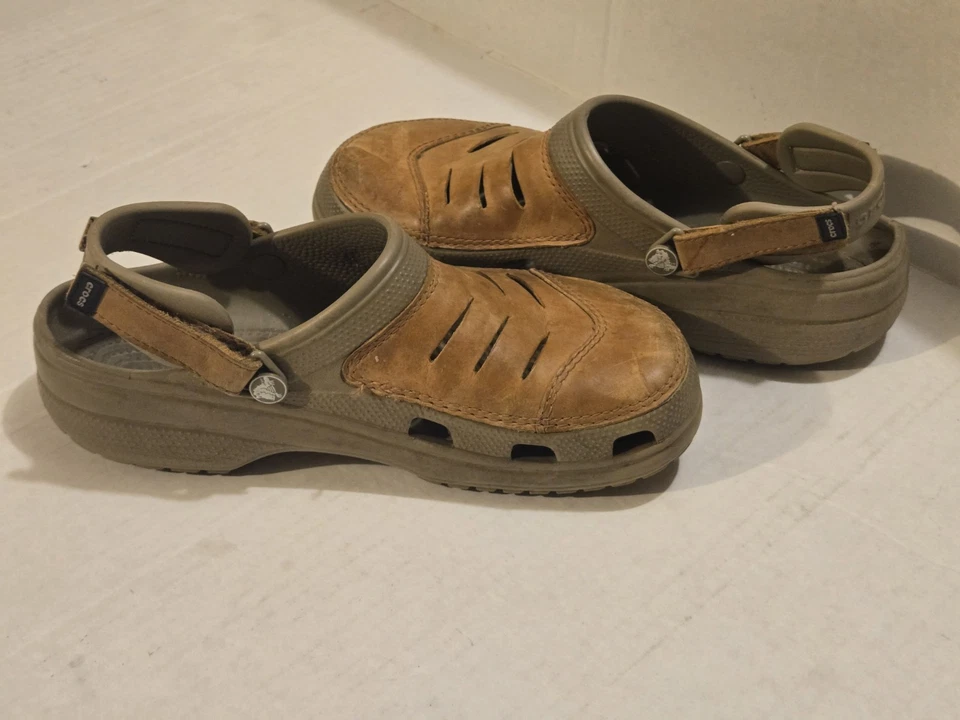 Zuecos deportivos de cuero marrón Crocs para hombre talla 10 Yukon zapatos cómodos Gorpcore  Foto 3 de 4