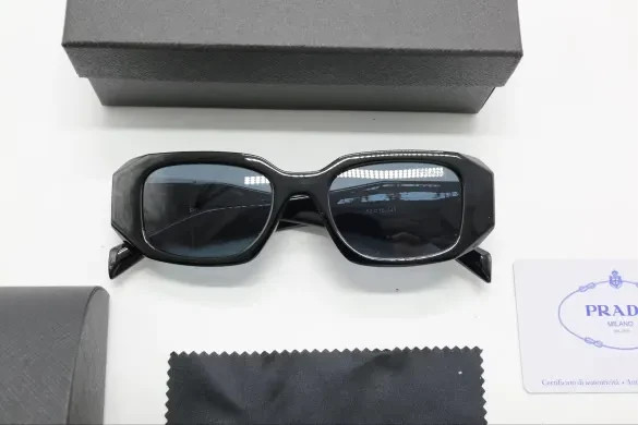 確実本物　PRADA プラダ　サングラス　ロゴ　ブラック　PR17WSF Amazon | Prada PR 17WSF 1AB5S0 ブラック プラスチック 長方形