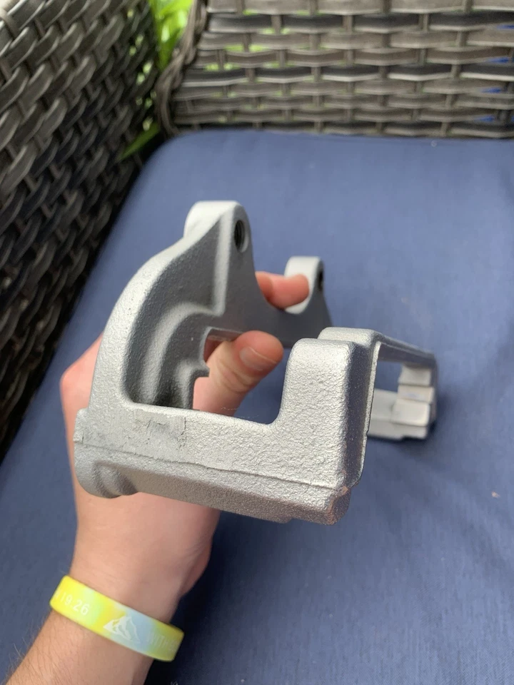 Soportes de montaje de pinza de freno delantera Chrysler 300 (lado pasajero y conductor) Foto 4 de 4