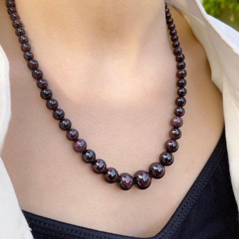Collier grenat naturel rouge bordeaux à perles dégressives minérales