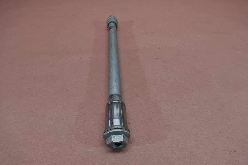 Honda CB1100 2013-2016 eje trasero pivote perno llanta trasera Foto 3 de 4