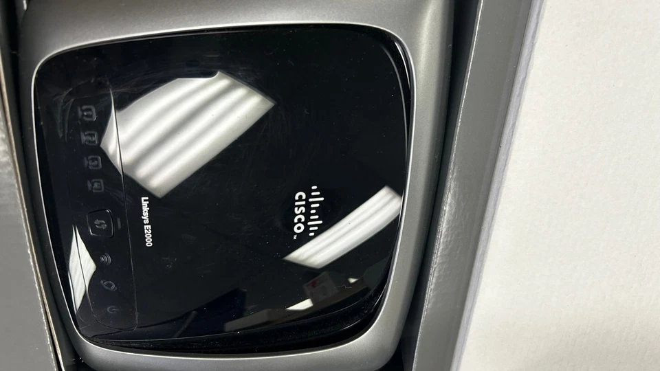 Cisco Linksys E2000 Dual Band (2.4 or 5GHz) - Image 3 of 3