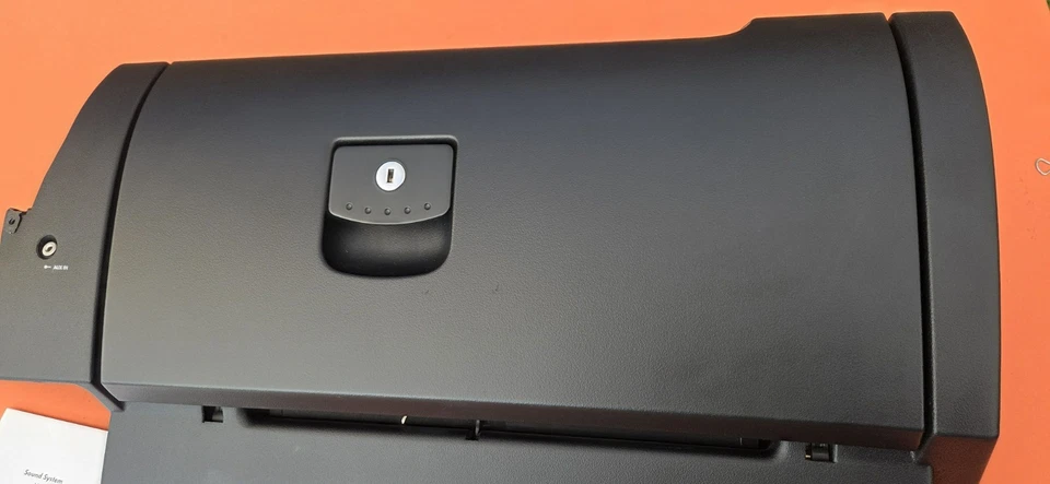 ⭐️OEM 1998 - 2010 VW BEETLE BLACK GLOVEBOX STORAGE w/AUX VOLKSWAGEN GLOVE BOX ⭐️ - Imagem 4 de 4