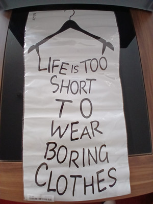 wandtattoo life is too short to wear boring clothes
