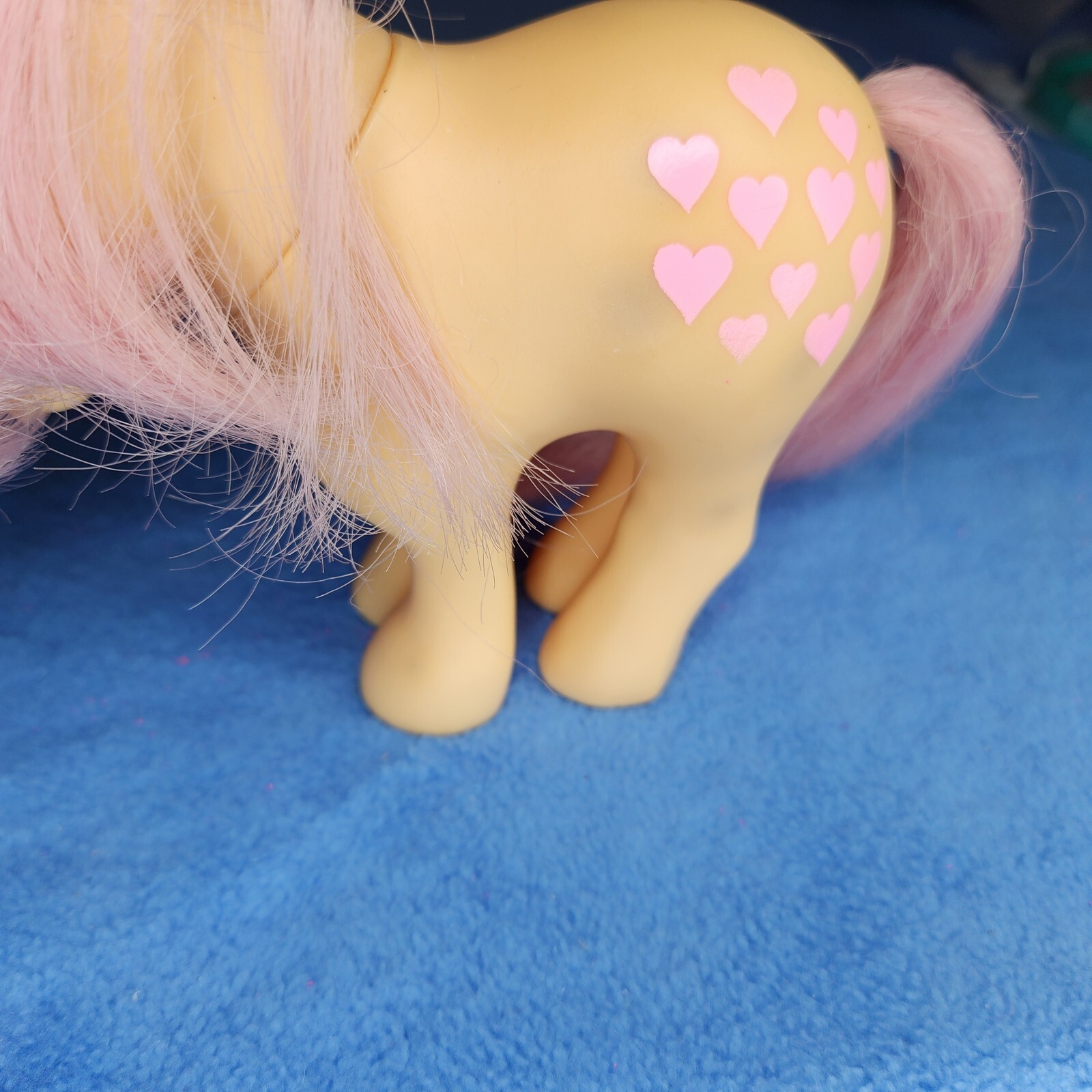 G1 Vintage My Little Pony Peachy con bella sella da salotto imbracatura cappelli spazzola