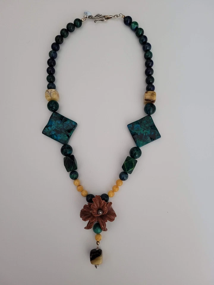Collar artesanal hecho a mano con colgante de crisocola, ámbar báltico y arenisca Foto 3 de 4