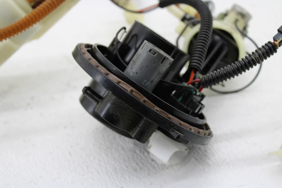 Harley-Davidson Electra Road Street Glide 2012-2017 bomba de combustible con placa superior Foto 3 de 4