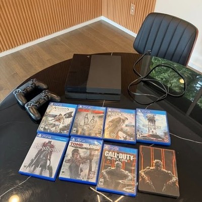 PS4 500 GB Bundle (2 controllers, 8 games)
