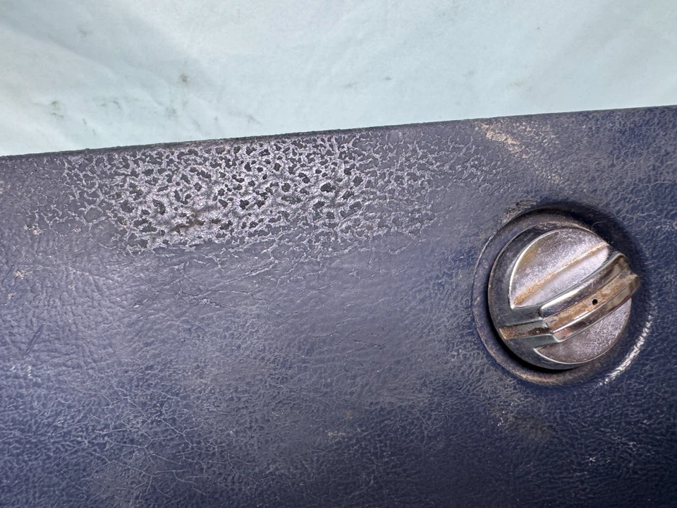 Dodge Ram D150 W150 D250 W250 D350 W350 1981-1987 puerta guantera de tablero azul Foto 3 de 4