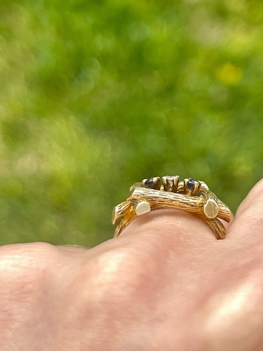 Anillo de bambú amarillo de 14 k vintage de la década de 1950 con zafiros y diamantes - Imagen 3 de 11